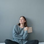 Kobiety w różnym wieku mogą nosić kolorowe skarpetki