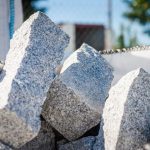 Jak wykorzystać kamień i granit w oczkach wodnych?