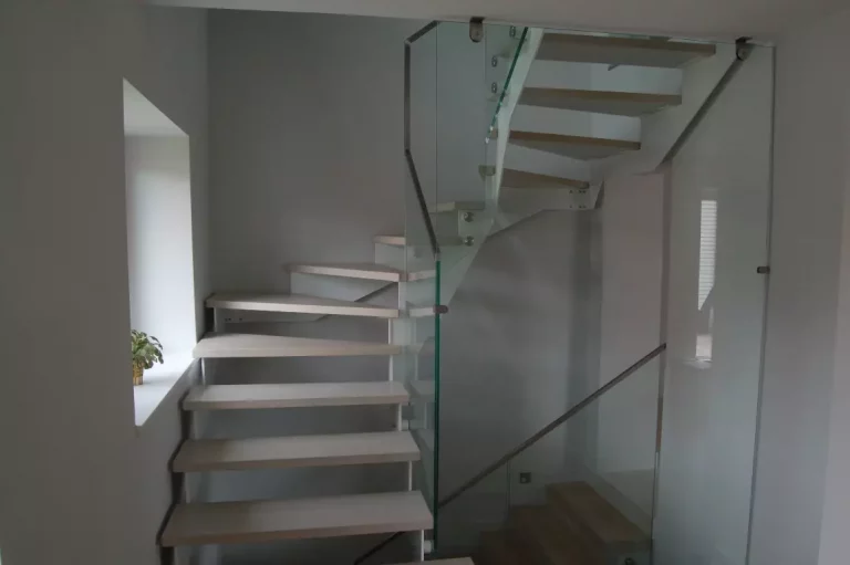 Nowoczesne schody na dwóch belkach: unikalny styl dla twojej przestrzeni
