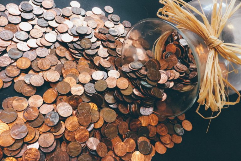 Doradca kredytowy a pośrednik finansowy — jaka jest różnica?